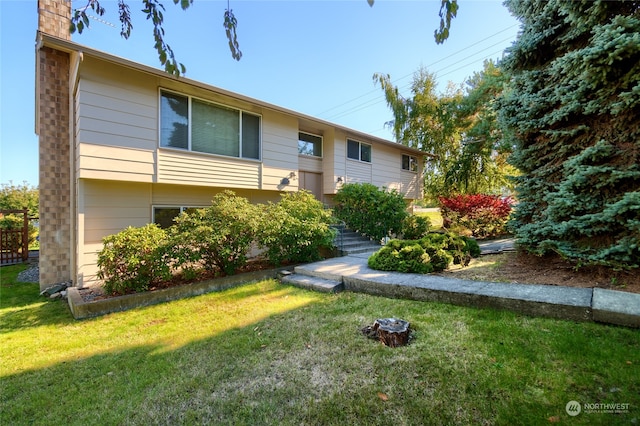 split foyer home featuring a front lawn