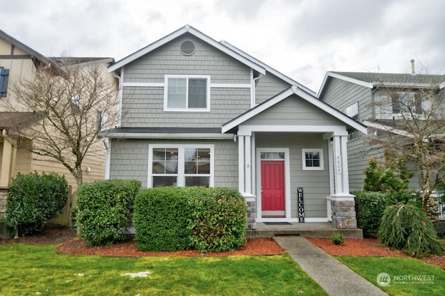 craftsman house featuring a front lawn