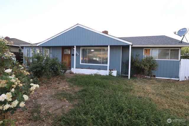 single story home with a front yard