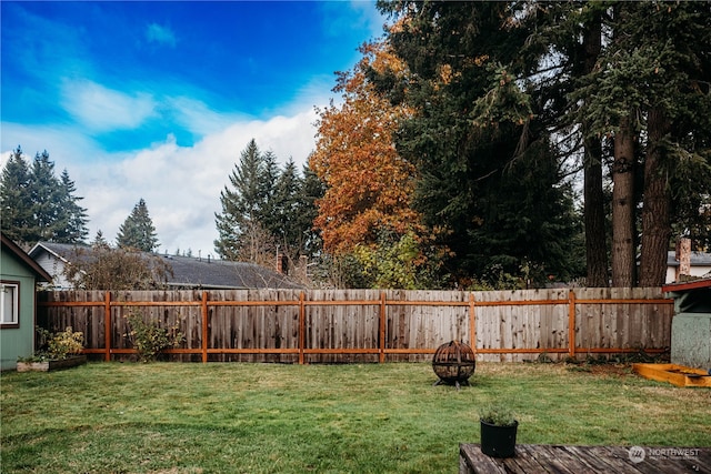 view of yard featuring an outdoor fire pit