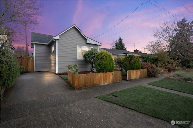 view of front of house featuring a lawn