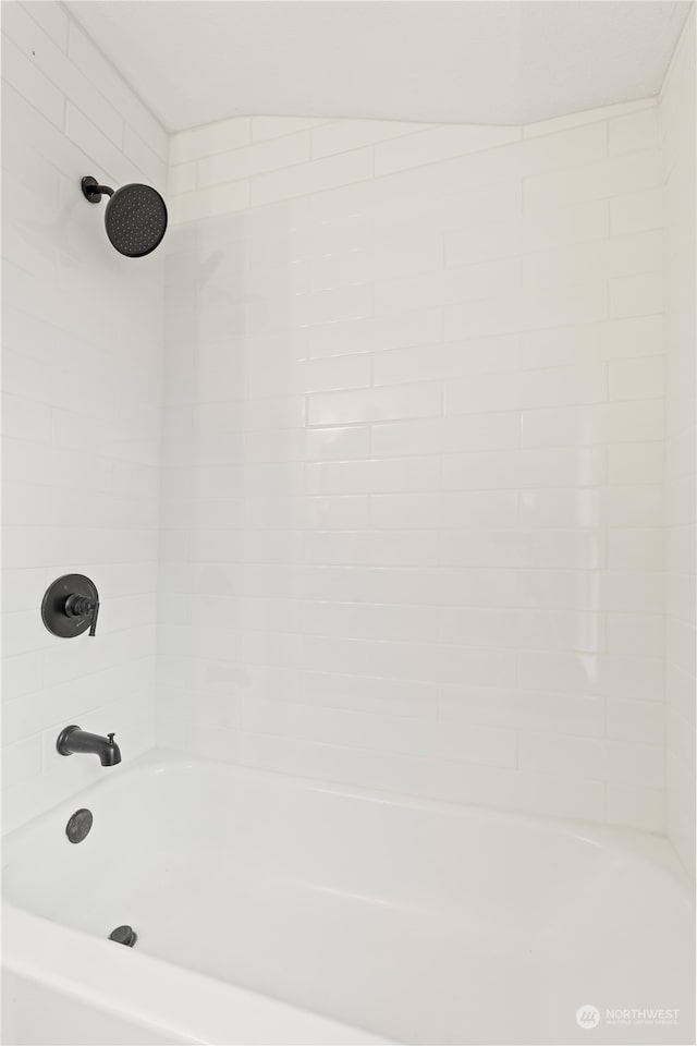 bathroom with tiled shower / bath