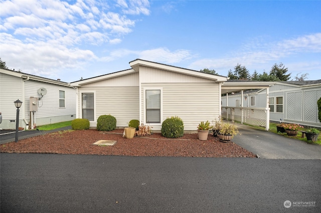 manufactured / mobile home featuring a carport