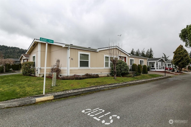 manufactured / mobile home featuring a front yard