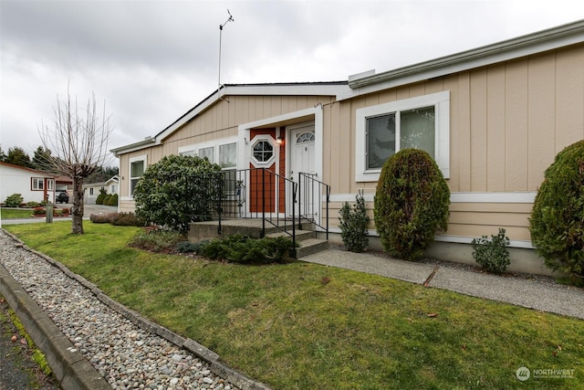 view of front of property featuring a front lawn