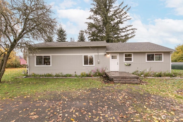 ranch-style home featuring a front lawn