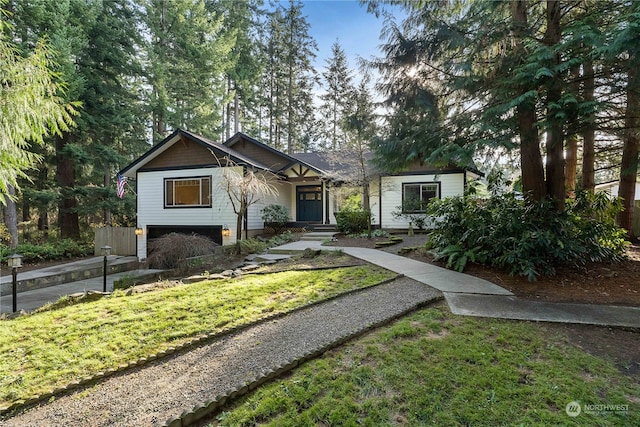 view of front of property featuring a front lawn