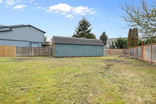 view of yard featuring a storage unit