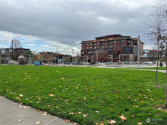 view of property's community featuring a lawn