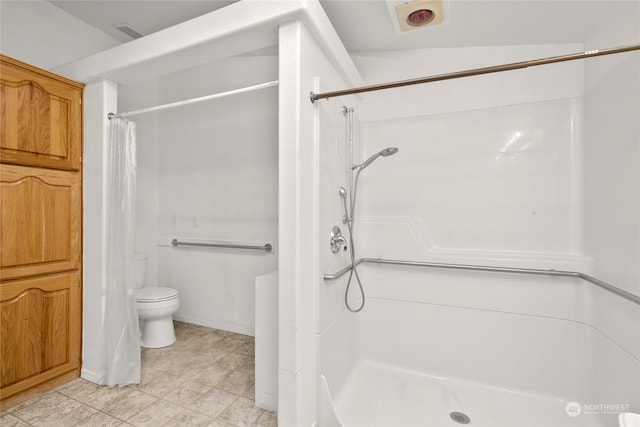 1100 S Rosewood Dr Unit 405, Ellensburg, WA 98926 - full bathroom featuring a shower with shower curtain, toilet, tile patterned floors, and baseboards