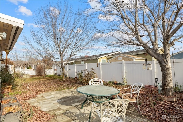 1100 S Rosewood Dr Unit 405, Ellensburg, WA 98926 - view of patio / terrace with a fenced backyard, outdoor dining space, and a residential view