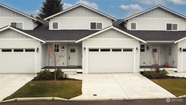 view of front facade featuring a garage