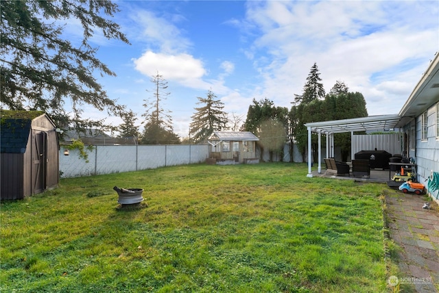 view of yard featuring a shed