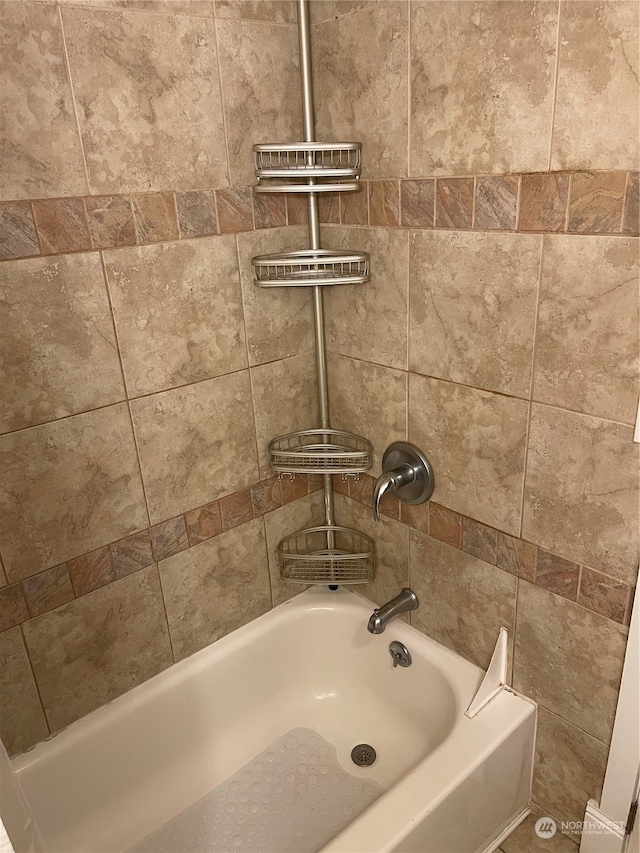 bathroom featuring tiled shower / bath