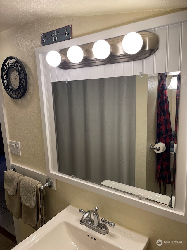 bathroom featuring sink