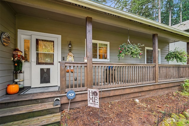 entrance to property featuring covered porch