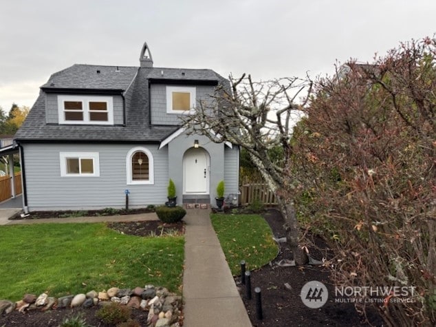 view of front of house featuring a front lawn