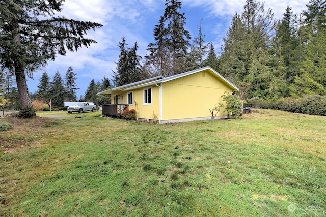 view of side of property featuring a lawn