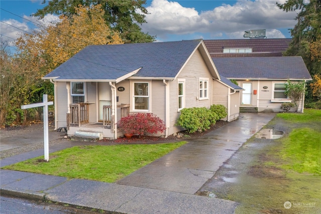 view of front of home featuring a porch and a front lawn