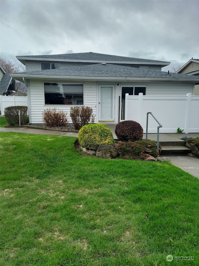 view of front of home featuring a front lawn