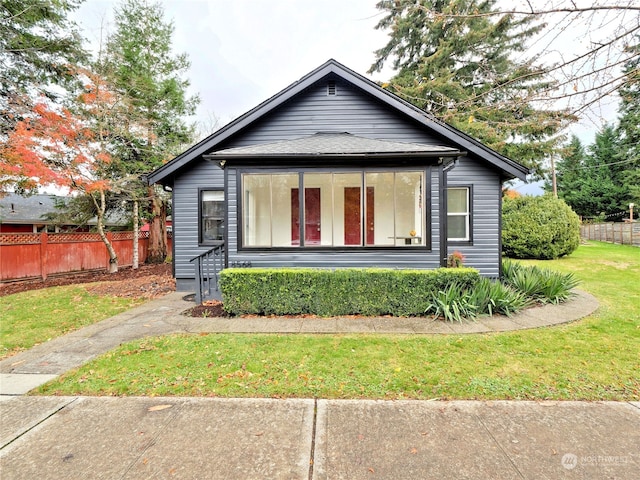 bungalow featuring a front lawn