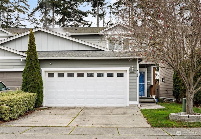 view of front facade featuring a garage