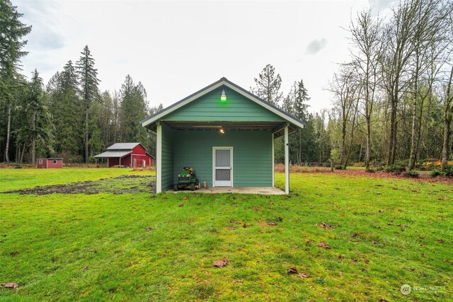 view of outdoor structure featuring a yard