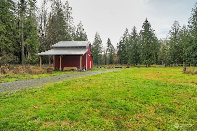 view of yard with an outbuilding