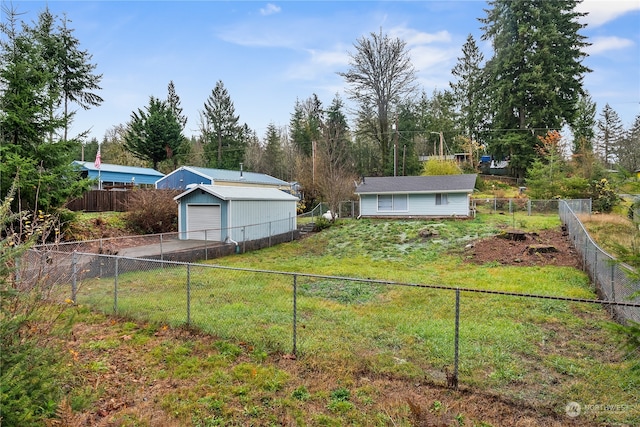 view of yard featuring a garage and an outdoor structure