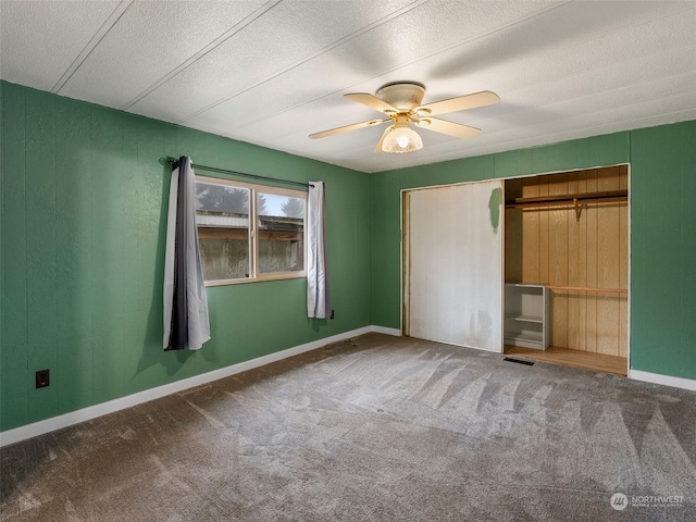 unfurnished bedroom featuring carpet flooring, ceiling fan, a textured ceiling, and a closet