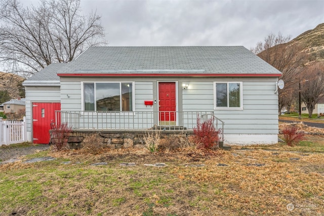 view of front of home with a front lawn