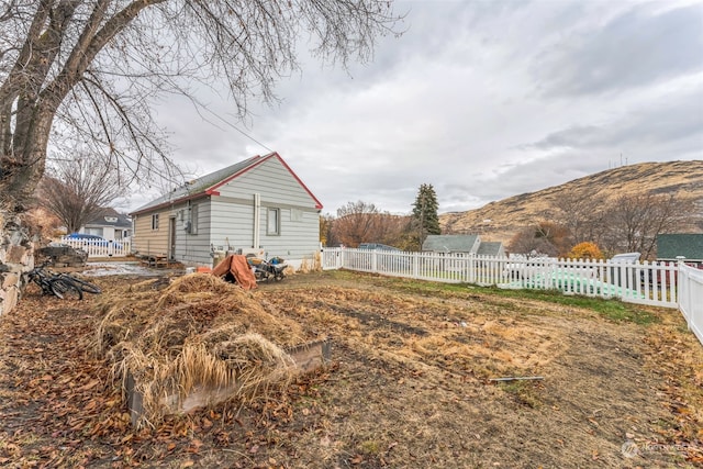 view of yard with a mountain view