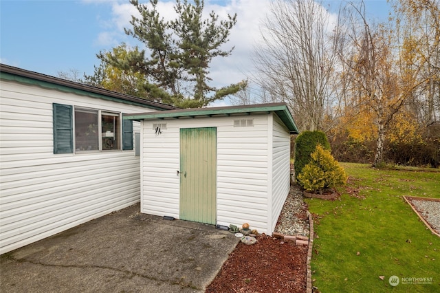 view of outbuilding featuring a yard