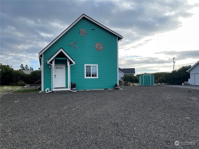 view of front of property featuring an outbuilding and a storage shed