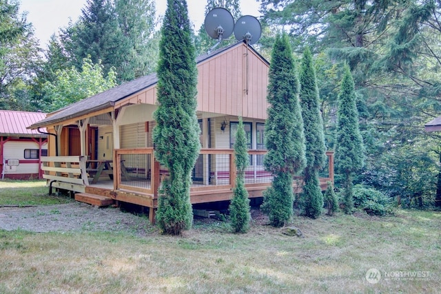 view of front of house featuring a deck and a front lawn