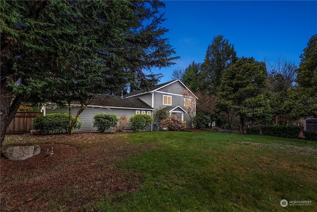 view of front facade featuring a front lawn