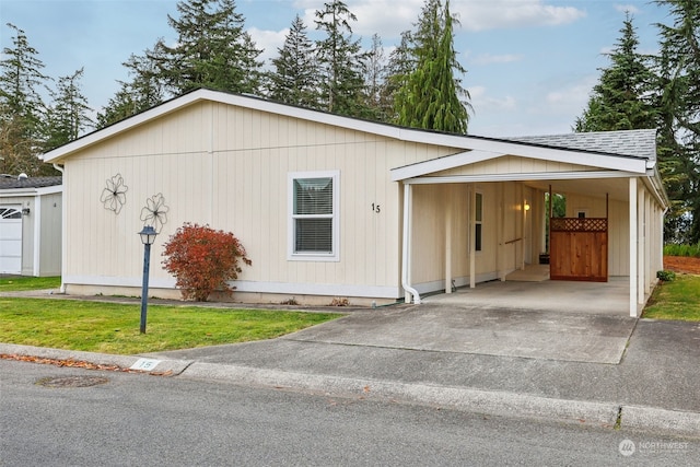 view of front of home featuring a carport and a front lawn