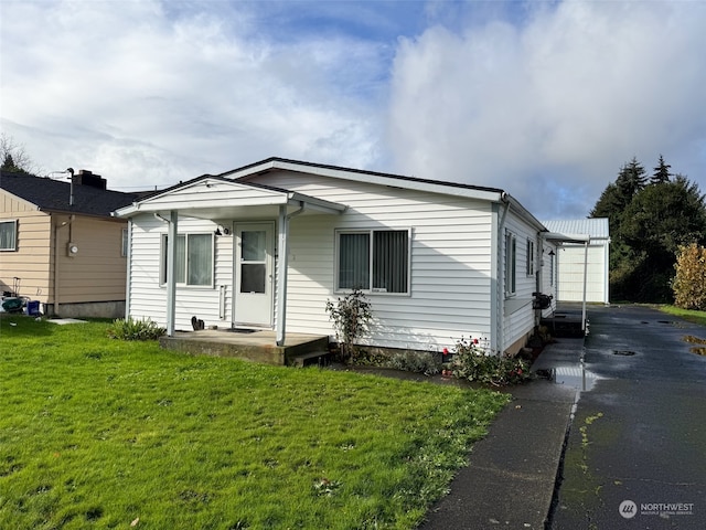 view of front facade featuring a front yard