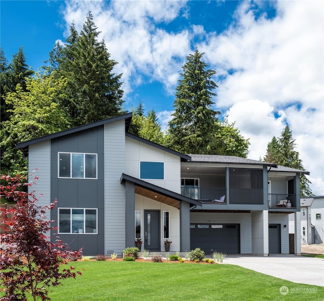 view of front facade featuring a front yard and a garage