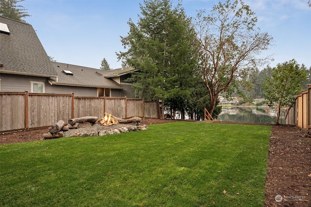 view of yard featuring a water view