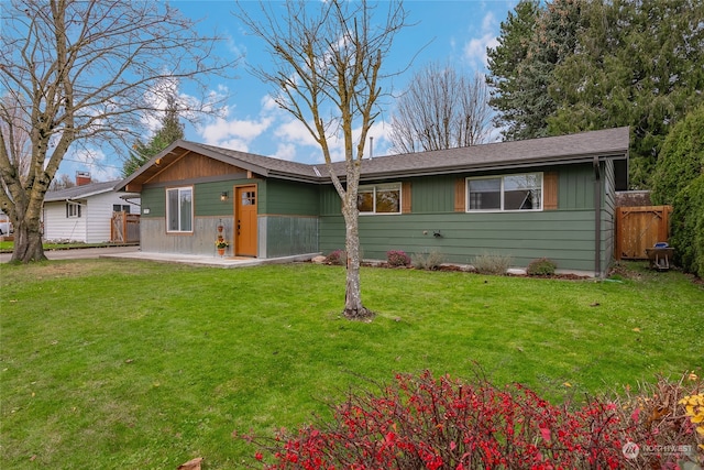 ranch-style house featuring a front yard