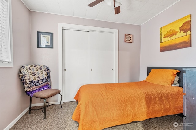 bedroom featuring ceiling fan, carpet floors, crown molding, and a closet