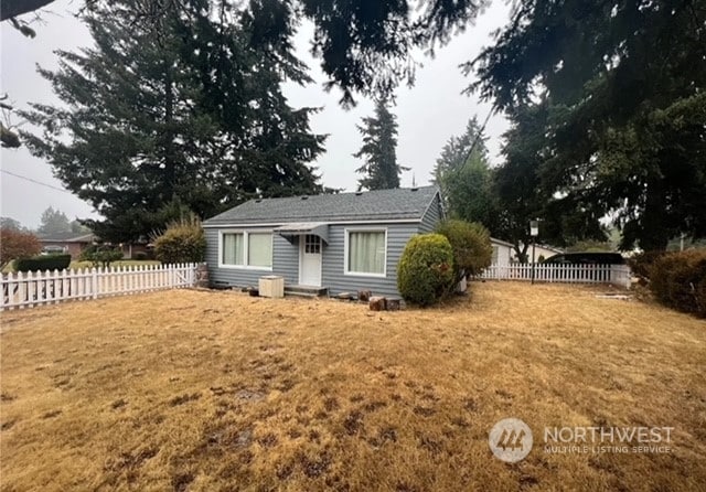 view of front of house with a front yard