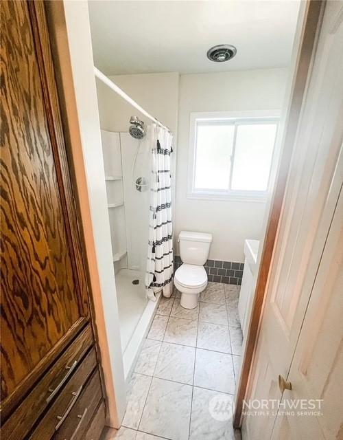 5503 112th St SW, Lakewood, WA 98499 - full bath featuring toilet, a stall shower, and vanity