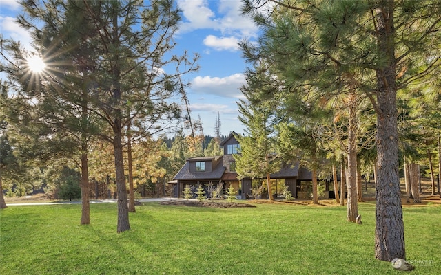 view of front of property featuring a front yard