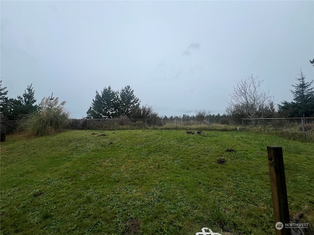 view of yard featuring a rural view