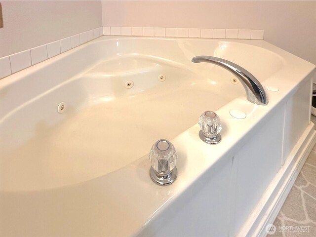 146 28th St NW, Long Beach, WA 98631 - bathroom view of a tub with jets