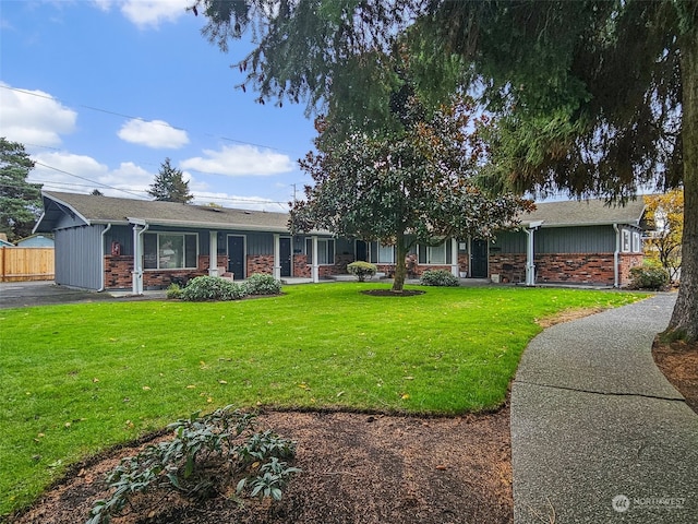 ranch-style house featuring a front yard