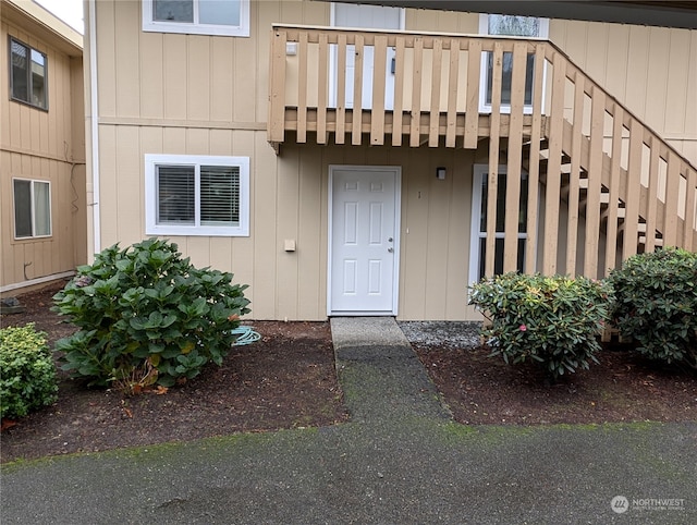 property entrance featuring a balcony