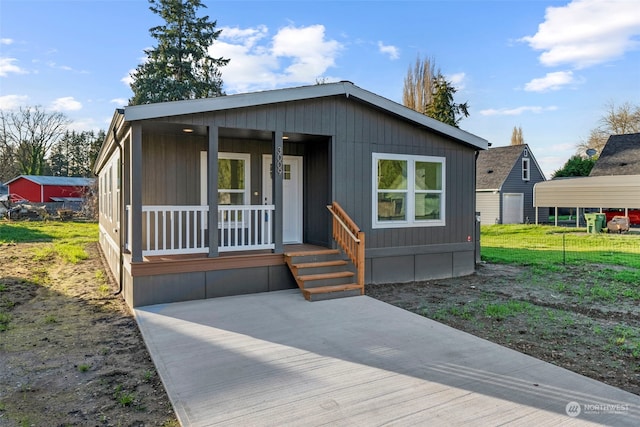 manufactured / mobile home featuring a porch